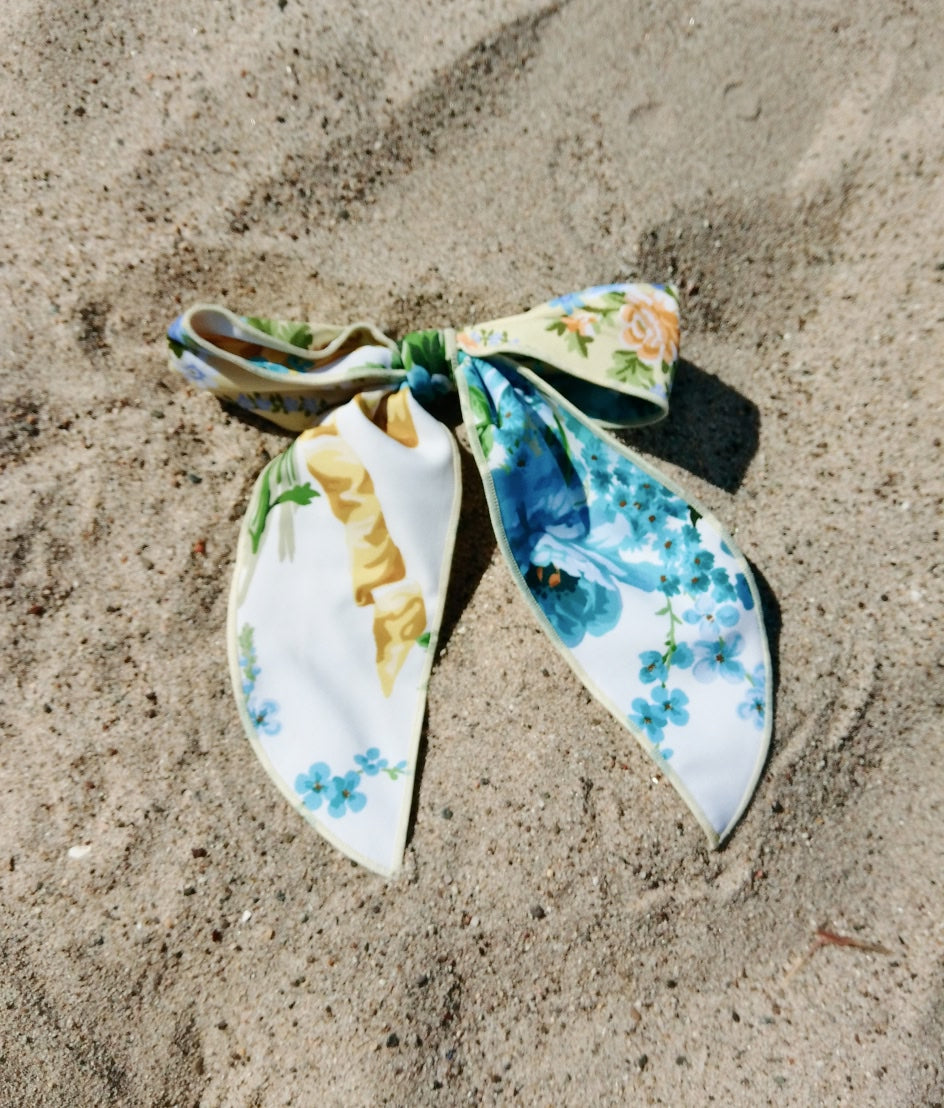 The Bow - Ribbon Cascade & Bow Bouquet